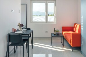 Kahden hengen deluxe-huone | Tallelokero huoneessa, kannettavalle tietokoneelle sopiva työtila