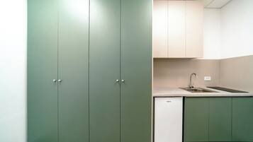 Classic Apartment | Private kitchen | Mini-fridge, cookware/dishes/utensils