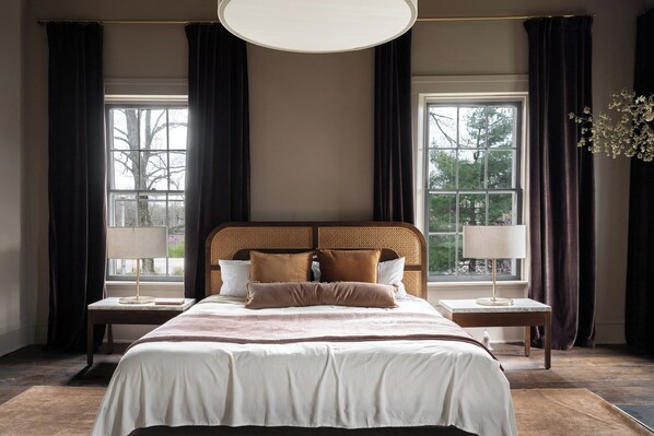 4 bedrooms, iron/ironing board, WiFi, bed sheets