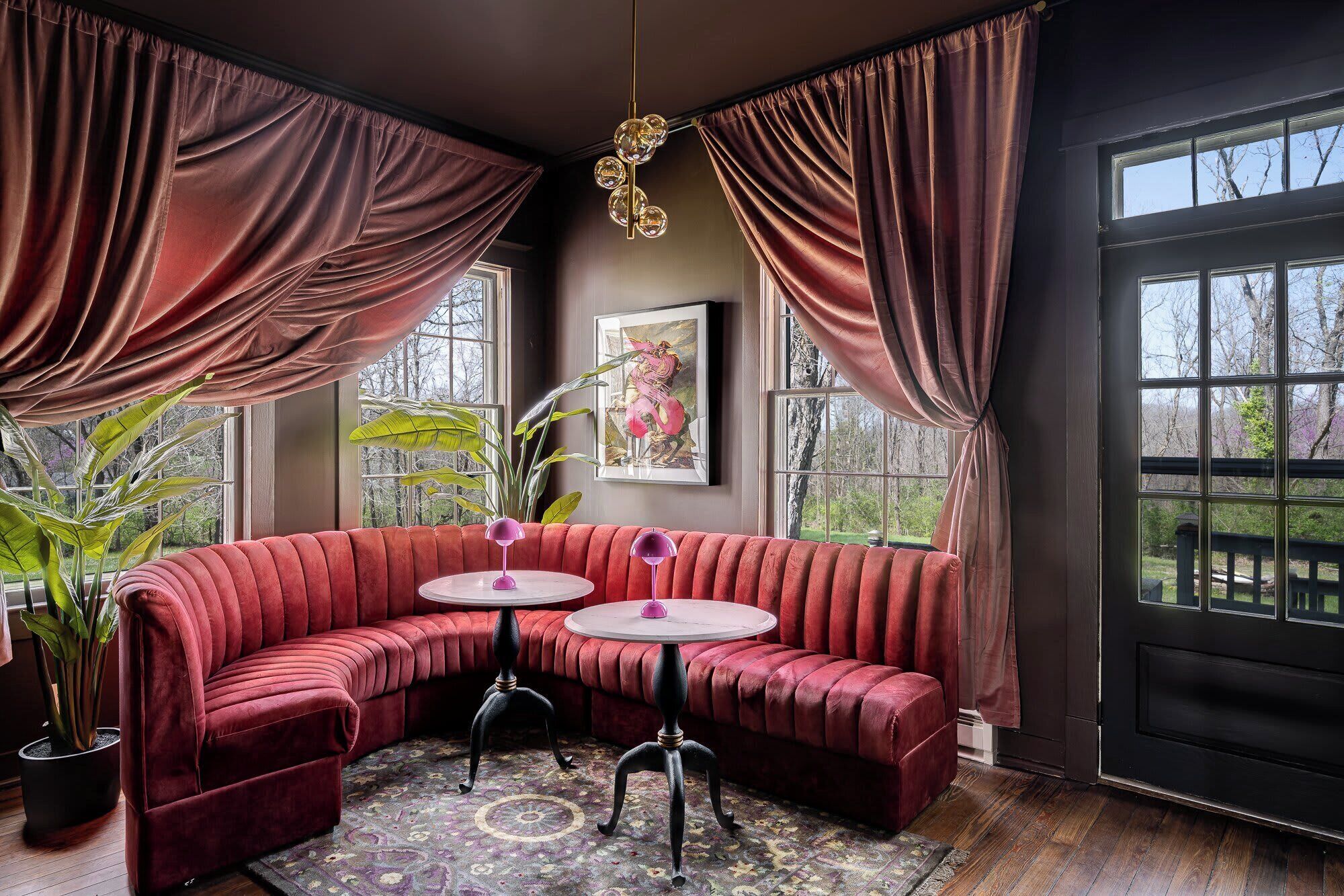 Een televisie en een stereo