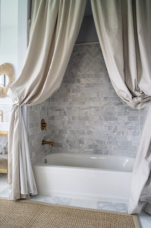 Douche, sèche-cheveux, serviettes fournies