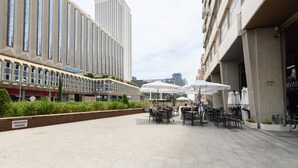 Outdoor dining - 2 Bedroom Apartment with City Views - Comfort and Style in Madrid (Madrid)