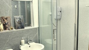 Bathroom - Apartmentsleeps6-parking-dishwasher-tv-inverness (Inverness)