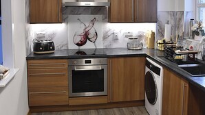 Private kitchen - Apartmentsleeps6-parking-dishwasher-tv-inverness (Inverness)