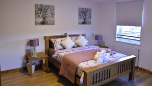 Room - Apartmentsleeps6-parking-dishwasher-tv-inverness (Inverness)