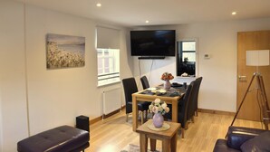 Dining - Apartmentsleeps6-parking-dishwasher-tv-inverness (Inverness)