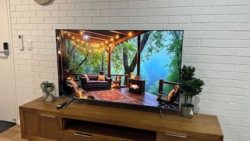 Smart TV 65 pollici con canali digitali, Netflix, servizi in streaming