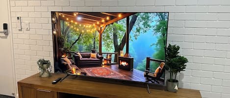 Smart TV de 65 pulgadas con canales digitales y Netflix