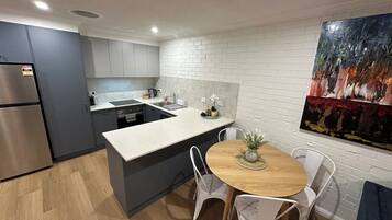 Family Apartment | Dapur peribadi | Peti sejuk/penyejuk beku saiz penuh, ketuhar gelombang mikro, ketuhar
