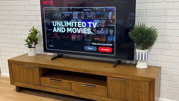 Familielejlighed | Opholdsområde | 65-tommers smart-tv med digitale kanaler, Netflix, streamingtjenester