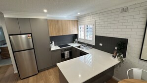 ファミリー アパートメント | 専用キッチン | 大型冷蔵庫、電子レンジ、オーブン、コンロ