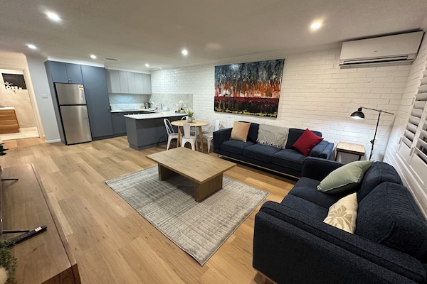 Căn hộ dành cho gia đình | Khu phòng khách | Smart TV 65-inch có truyền hình kỹ thuật số, Netflix, dịch vụ stream