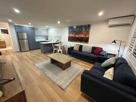 Apartamento familiar | Zona de estar | Smart TV de 65 pulgadas con canales digitales, Netflix