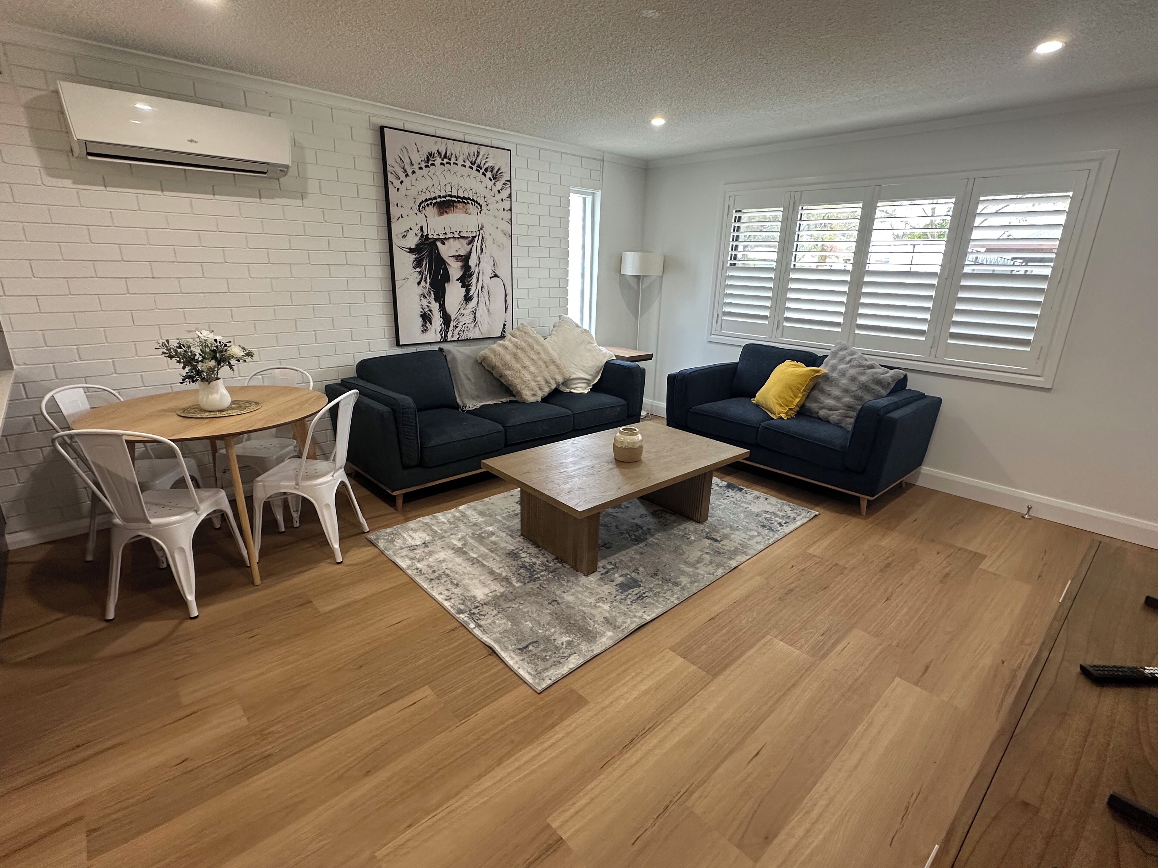 Familieleilighet | Oppholdsområde | En 65-tommers smart-TV med digitale kanaler samt Netflix