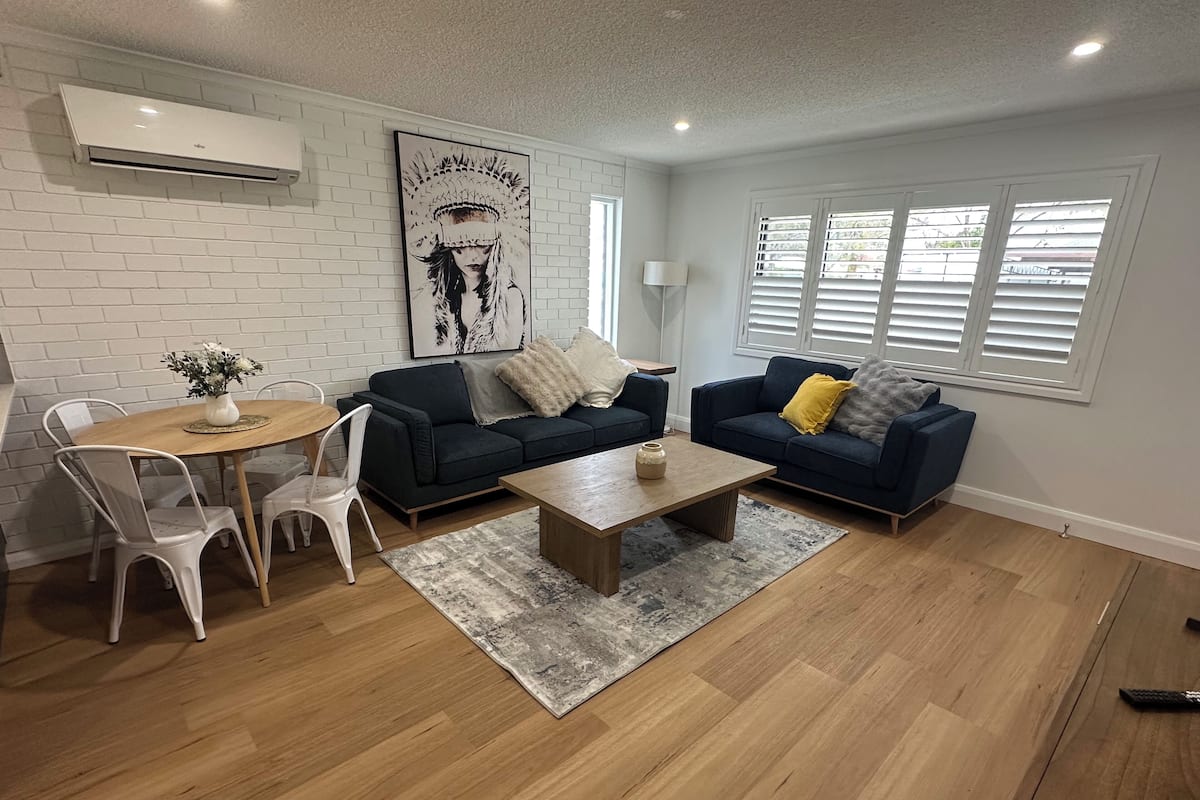 Familieleilighet | Oppholdsområde | En 65-tommers smart-TV med digitale kanaler samt Netflix