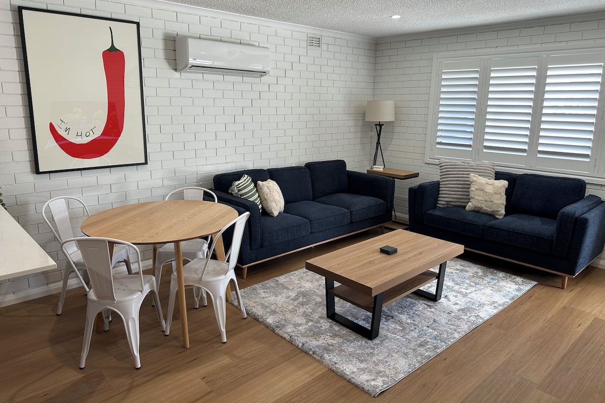 En 65-tommers smart-TV med digitale kanaler samt Netflix