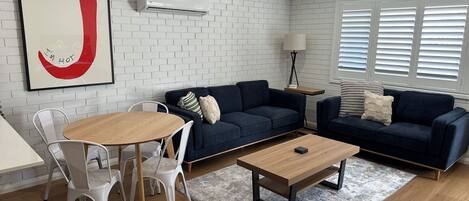 Een 65-inch smart-tv met digitale zenders, Netflix en streamingdiensten