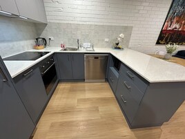 Frigorífico grande, microondas, horno y placa de cocina