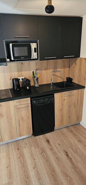Réfrigérateur, micro-ondes, plaque de cuisson, lave-vaisselle