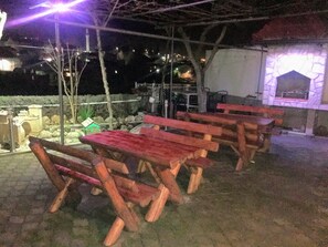 Outdoor dining - Charming 4-bedroom house with WiFi and AC in lovely Mostar (Mostar)