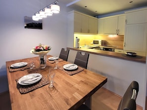 Apartamento | Cozinha privada | Talheres/pratos/utens ílios de cozinha