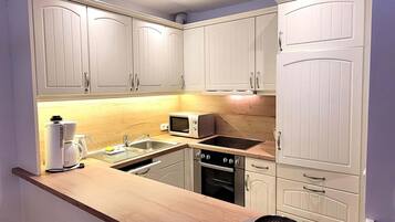 Apartment | Eigene Küche | Kochgeschirr/Geschirr/Besteck