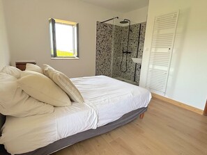 6 bedrooms, bed sheets