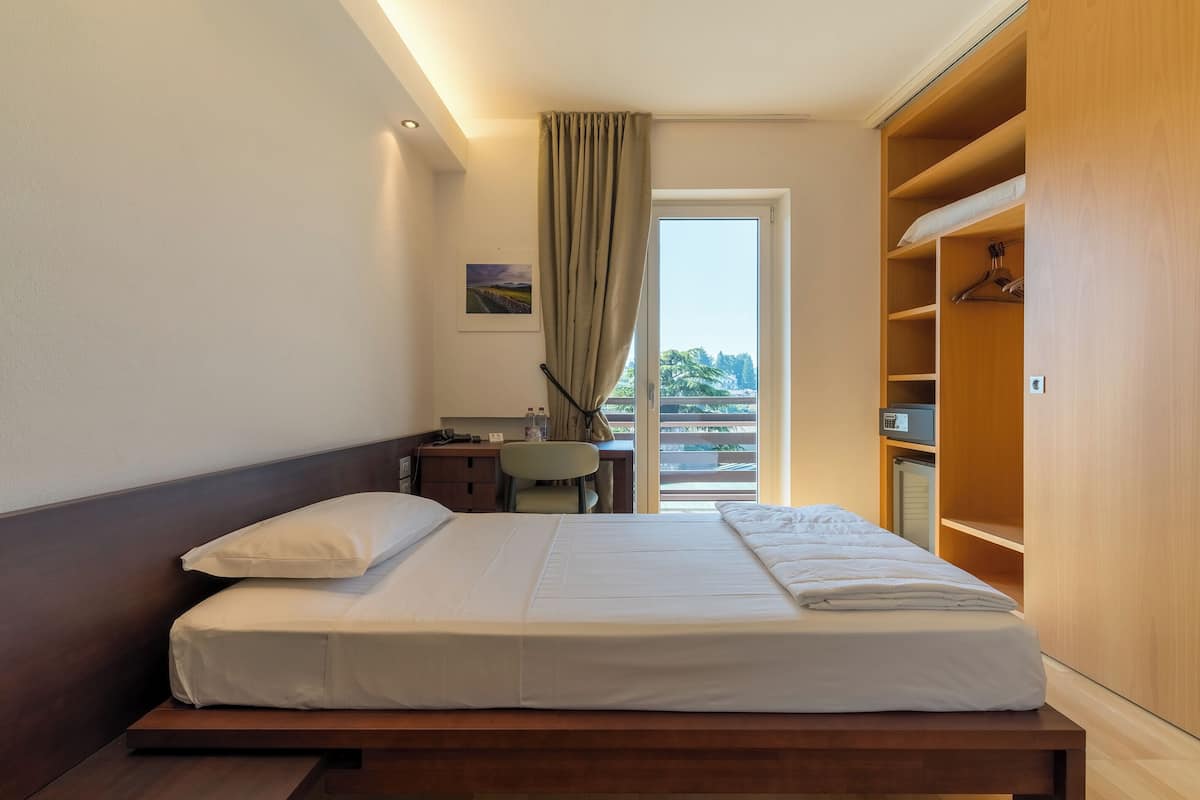 Single Room, Balcony | In-room safe, WiFi (free), bed sheets