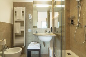 Double or Twin Room, Balcony | Bathroom | Rainfall showerhead, slippers, bidet - Hotel Pineta (Cerro Veronese)