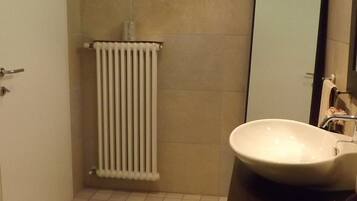 Ein Badezimmer mit Toilette, Waschbecken und Spiegel.