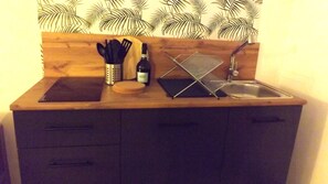 Réfrigérateur, four, plaque de cuisson, cafetière/bouilloire