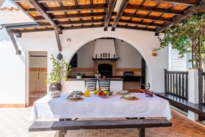 Outdoor dining - Country House 'La Perla' with Private Pool, Wi-Fi, and Air Conditioning (La Puebla de Cazalla)