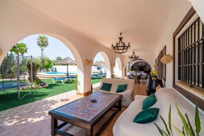 Outdoor dining - Country House 'La Perla' with Private Pool, Wi-Fi, and Air Conditioning (La Puebla de Cazalla)