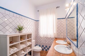 Shower, towels - Country House 'La Perla' with Private Pool, Wi-Fi, and Air Conditioning (La Puebla de Cazalla)