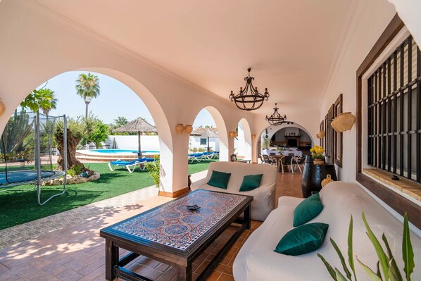 Outdoor dining - Country House 'La Perla' with Private Pool, Wi-Fi, and Air Conditioning (La Puebla de Cazalla)