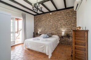 4 bedrooms, WiFi, bed sheets