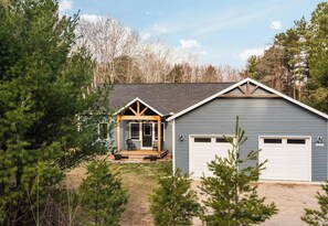 Exterior - Northwoods Therapy - Hot Tub/AC/FirePit/Ski/SUPs (Traverse City)