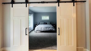 Une chambre à coucher avec un lit, une fenêtre et une porte coulissante.