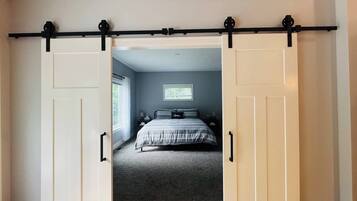 4 slaapkamers, een strijkplank/strijkijzer, reisbedje, gratis wifi