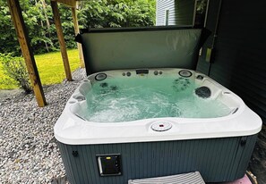 Outdoor spa tub - Northwoods Therapy - Hot Tub/AC/FirePit/Ski/SUPs (Traverse City)