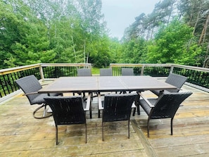 Outdoor dining - Northwoods Therapy - Hot Tub/AC/FirePit/Ski/SUPs (Traverse City)