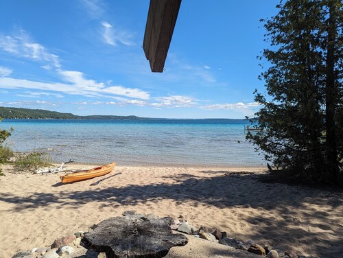 New! Lwardcove - Gorgeous Beachfront Beauty on Crysal Lake with a Kayak Included!