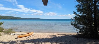 New! Lwardcove - Gorgeous Beachfront Beauty on Crysal Lake with a Kayak Included!