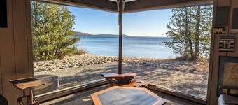 New! Lwardcove - Gorgeous Beachfront Beauty on Crysal Lake with a Kayak Included!