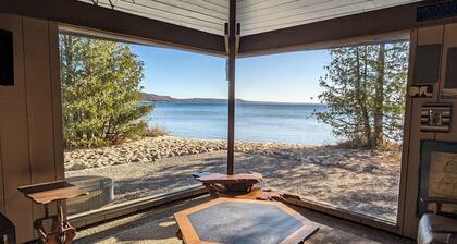 New! Lwardcove - Gorgeous Beachfront Beauty on Crysal Lake with a Kayak Included!