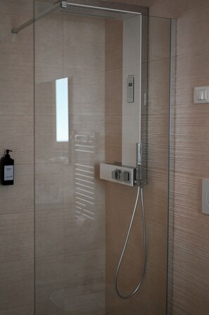 Shower, hair dryer, bidet, towels - Una Perla Nel Verde - Ulivo Suite - Peaceful Countryside House and Pool (Putignano)