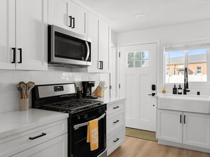 Fridge, microwave, oven, stovetop - Barrio Casita - 2Bd, Central, Parking, EV Charging (San Diego)