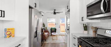 Refrigerador, microondas, horno y parrilla de estufa