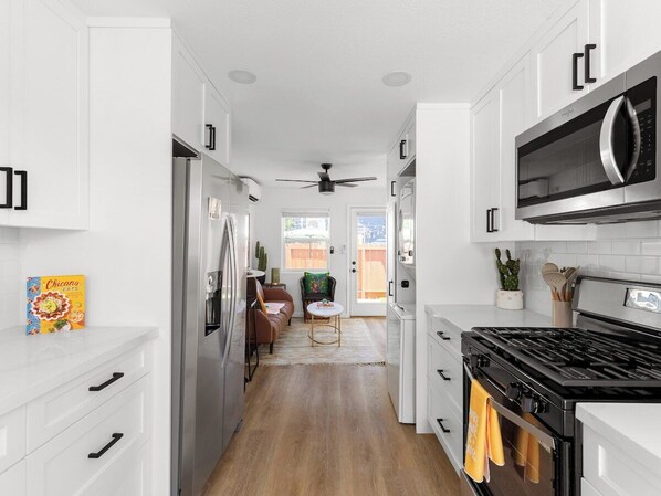 Refrigerador, microondas, horno y parrilla de estufa 