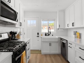 ثلاجة، ميكروويف، فرن، موقد طهي مسطح